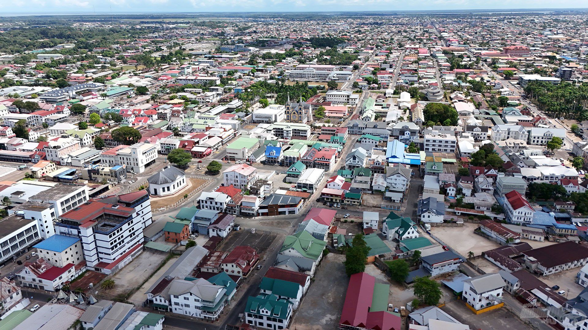 A főváros Paramaribo, az ország legnagyobb városa