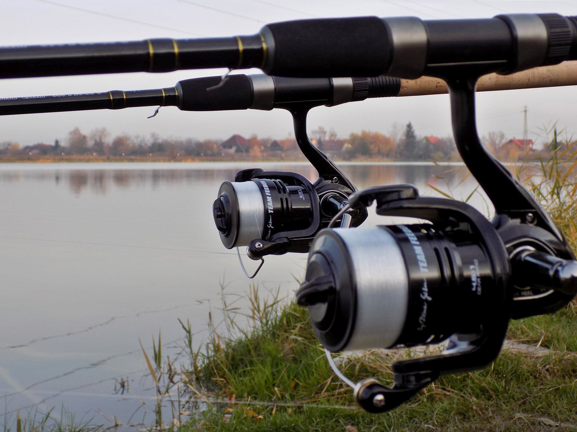 Finom botokhoz finom orsók! Mindkét feederbotomra első fékes By Döme Team Feeder – Power Fighter orsó került 4000-es és 5000-es méretben. Sima futás, precíz fék, gyönyörű zsinórprofil jellemzi ezeket az orsókat