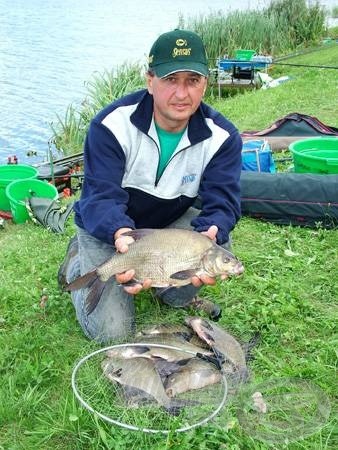 Ambrus Tibor alkalmazta elsőként a Mulde kupákon bevált speciális matchbotos végszereléket, a VB pályán kifogott nagytestű dévérkeszegjei, hamar meggyőzték a csapatot