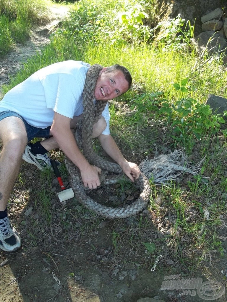 Csóri egy anakondával küzd, vagy csak erősebb fonott előkét köt…