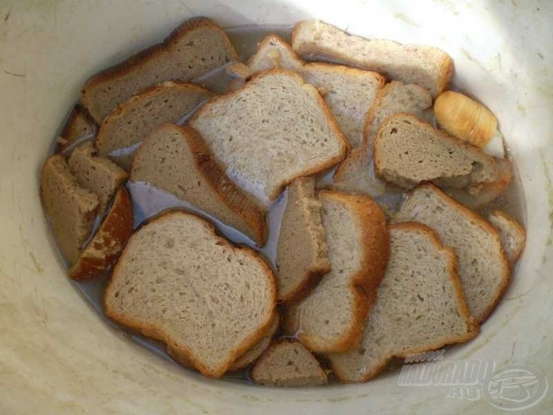A kenyeret áztassuk be. Félóra rendszerint elég neki, ha elég vizet kap