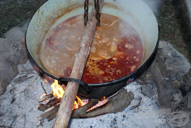 Míg a meccsek zajlottak, a kakasok főttek