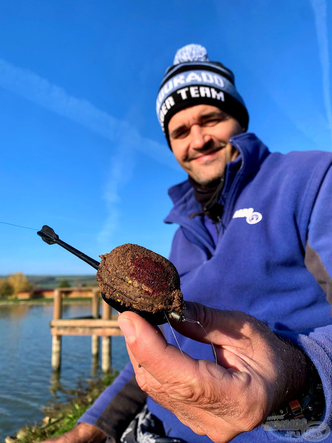 A Groundbait előnye, hogy a kosár tetejére nyomott nagy mennyiségű aromát is szépen felveszi, és nem hagyjuk azt el dobás közben