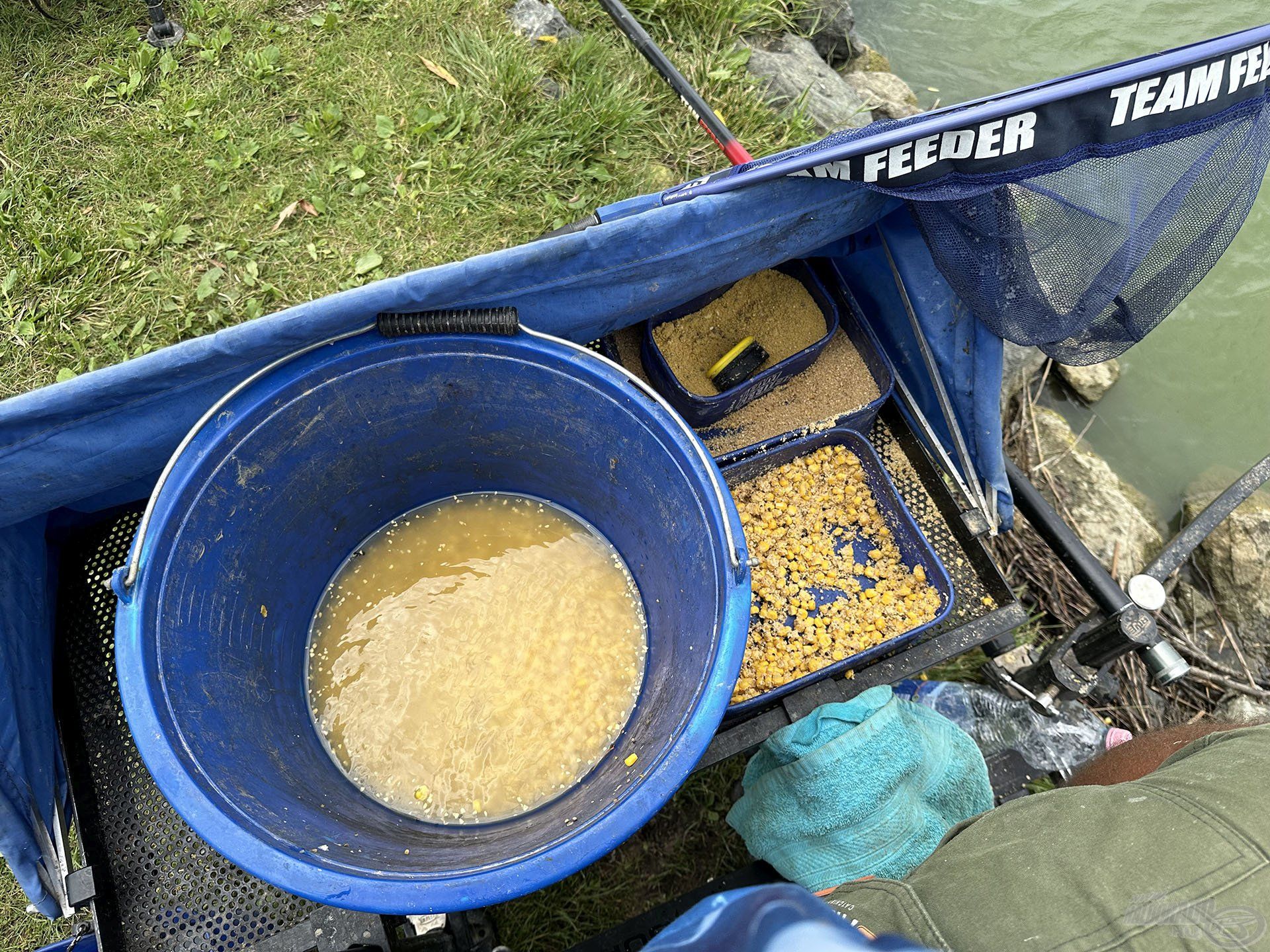 A cél, hogy a tálcán lévő összes kaja bekerüljön a halaknak, mert akkor van esély sok pontyot fogni rövid távról!