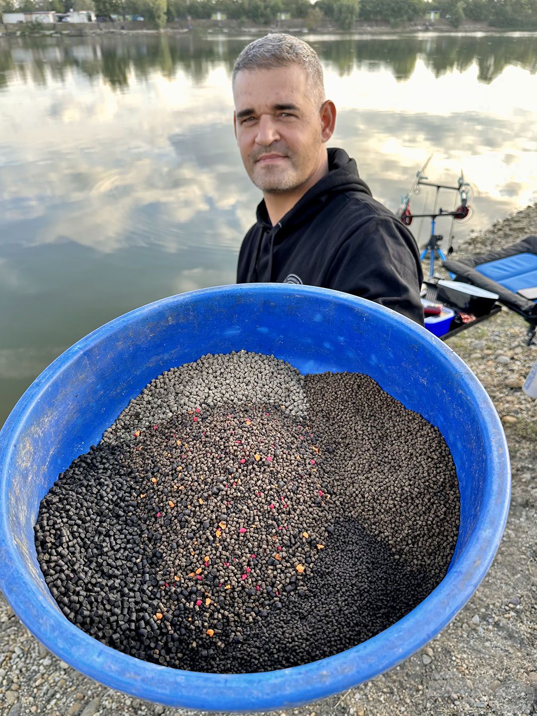 A menüt kiegészítettem egy doboz Haldorádó 4S Method Pellet Mix - Ősz pelletválogatással, így kicsit színesebb lett az egyveleg