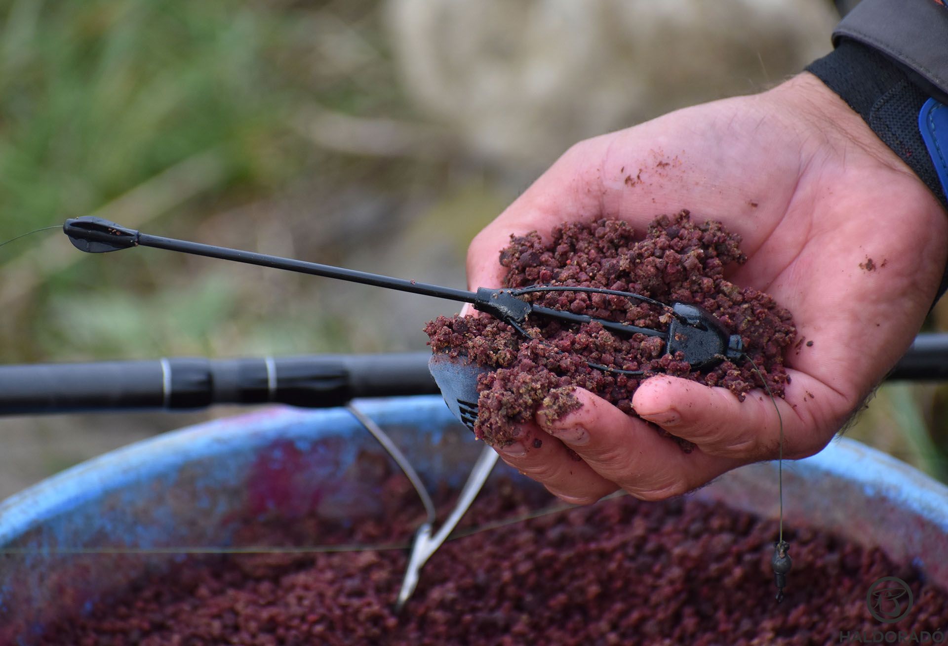Ebbe túl sok kaja nem fér, de nem is baj, hiszen a jól tapadó gombóc egyben marad a vízbe csapódásig