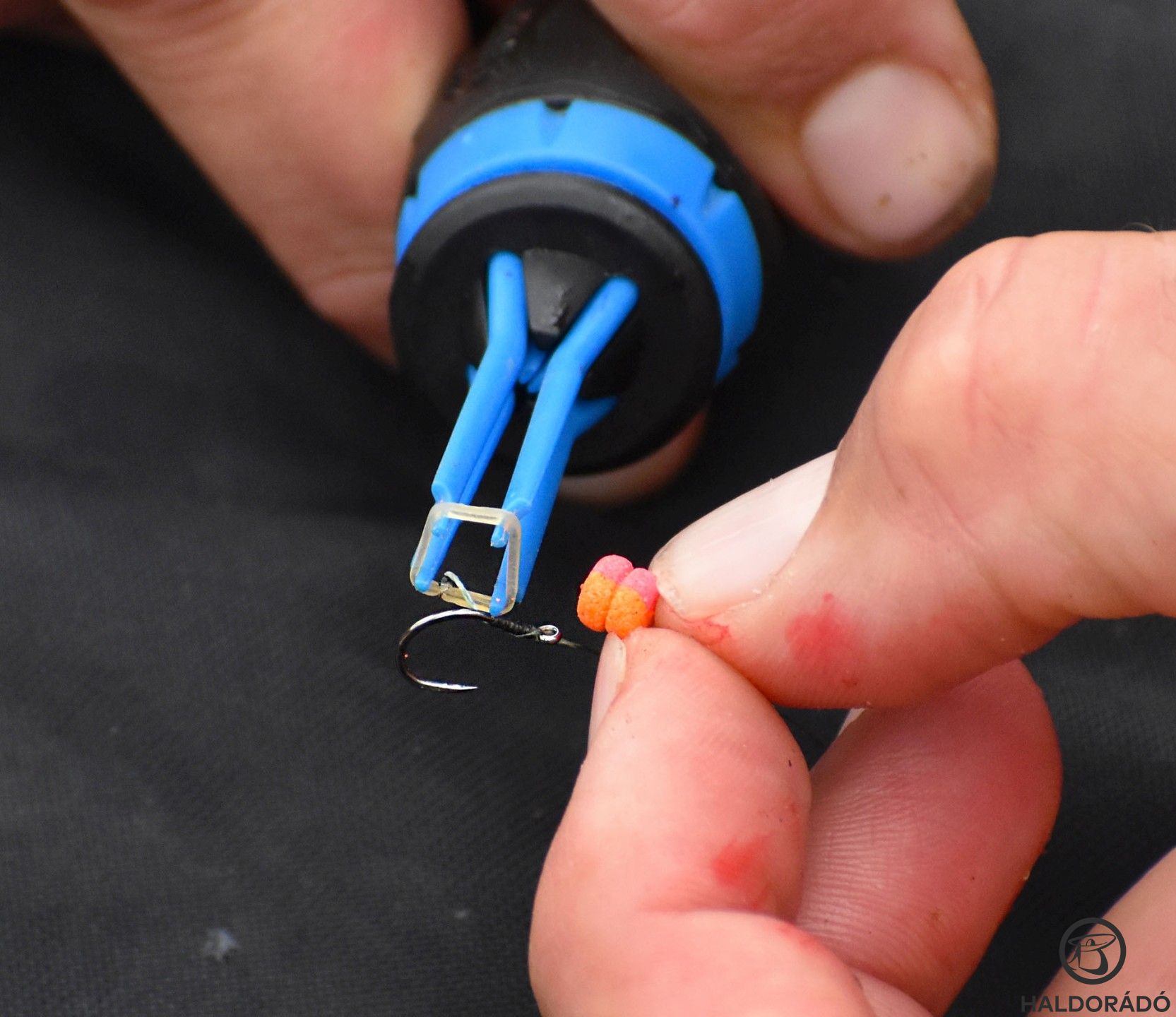 A pelletgyűrű-nyitó nagy segítség ilyenkor a csalizáshoz