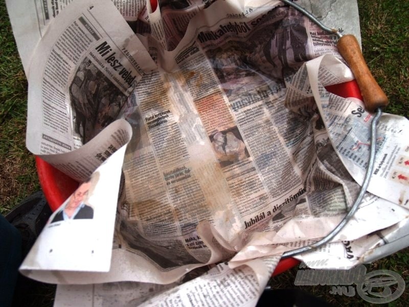 A megnedvesített újságpapírral megakadályozható a kész föld kiszáradása is