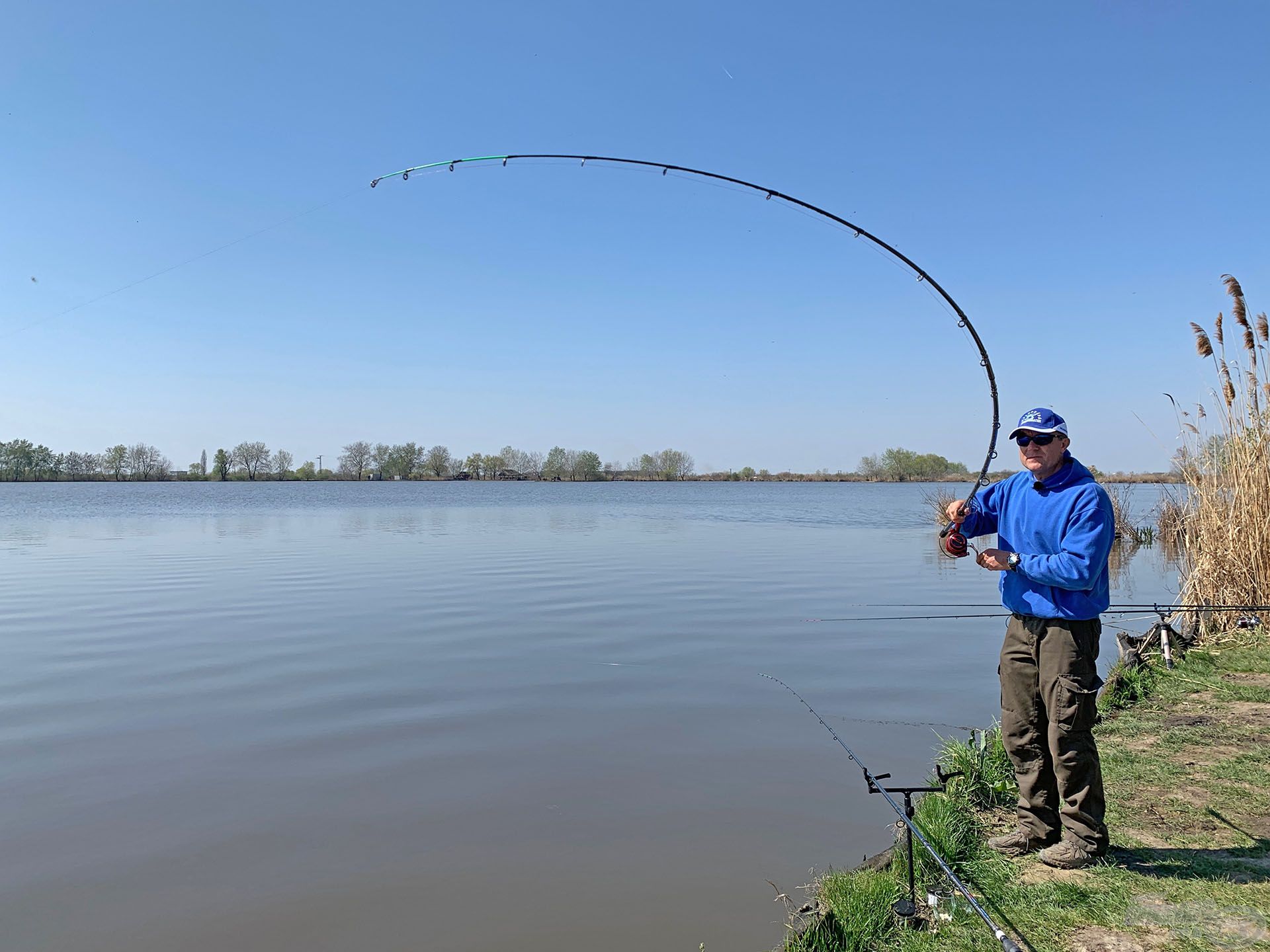 A By Döme TEAM FEEDER Master Carp Pro 420LC bottal nemcsak nagyot lehet dobni, de megbirkózik a legnagyobb pontyokkal, amurokkal is! Ha kell, nyélből görbülve őrli fel a menekülő hal erejét!