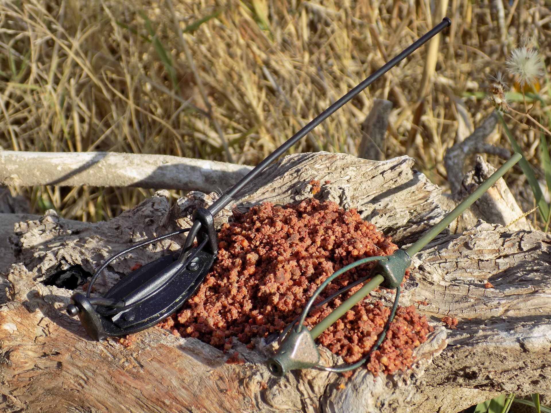 A Method Flat és a Pellet Feeder kosár kiváló megoldásnak bizonyult hideg vízi horgászataim során. A Pellet Feeder kosáron annyit módosítottam, hogy az alsó vezetőszárat teljes egészében visszavágtam. Így a felkínált csali még közelebb helyezkedik el az etetőanyag kupachoz