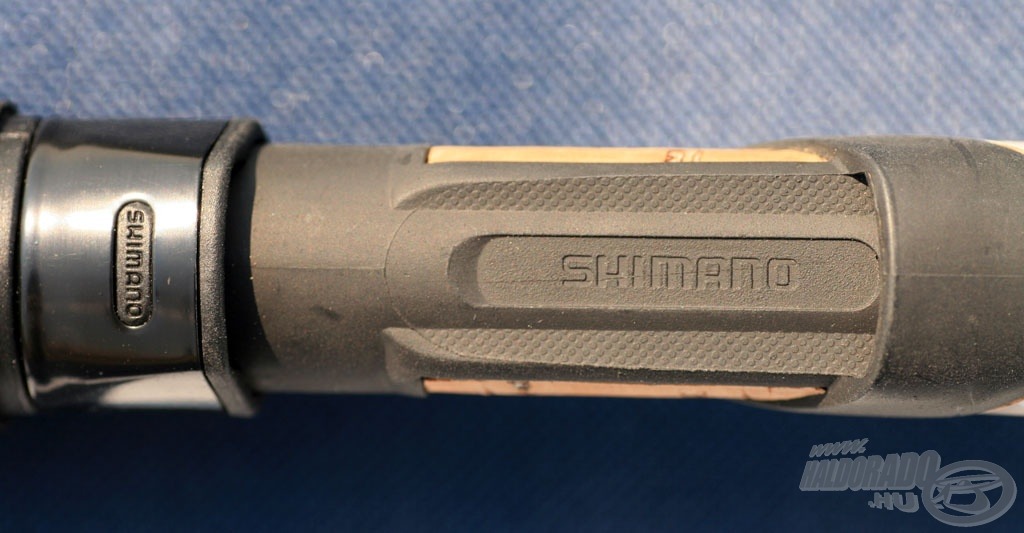 A Shimano saját gyártású grafit orsótartója van a boton