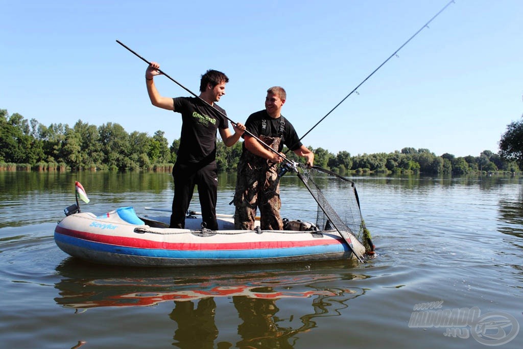 … de Máté gyorsaságának köszönhetően, hínár ide vagy oda, gyorsan a szákba tereltük a pontyot!