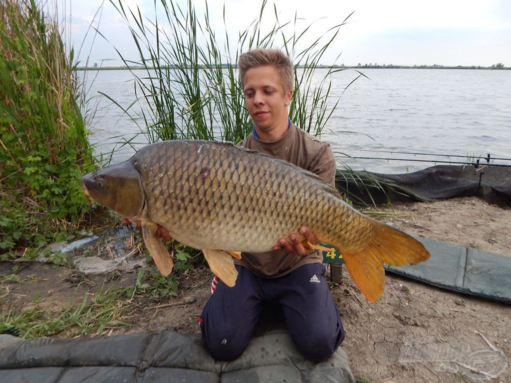 Újabb 10 kg feletti ponty. A háttérben már felsejlik a közeledő hidegfront felhőzete