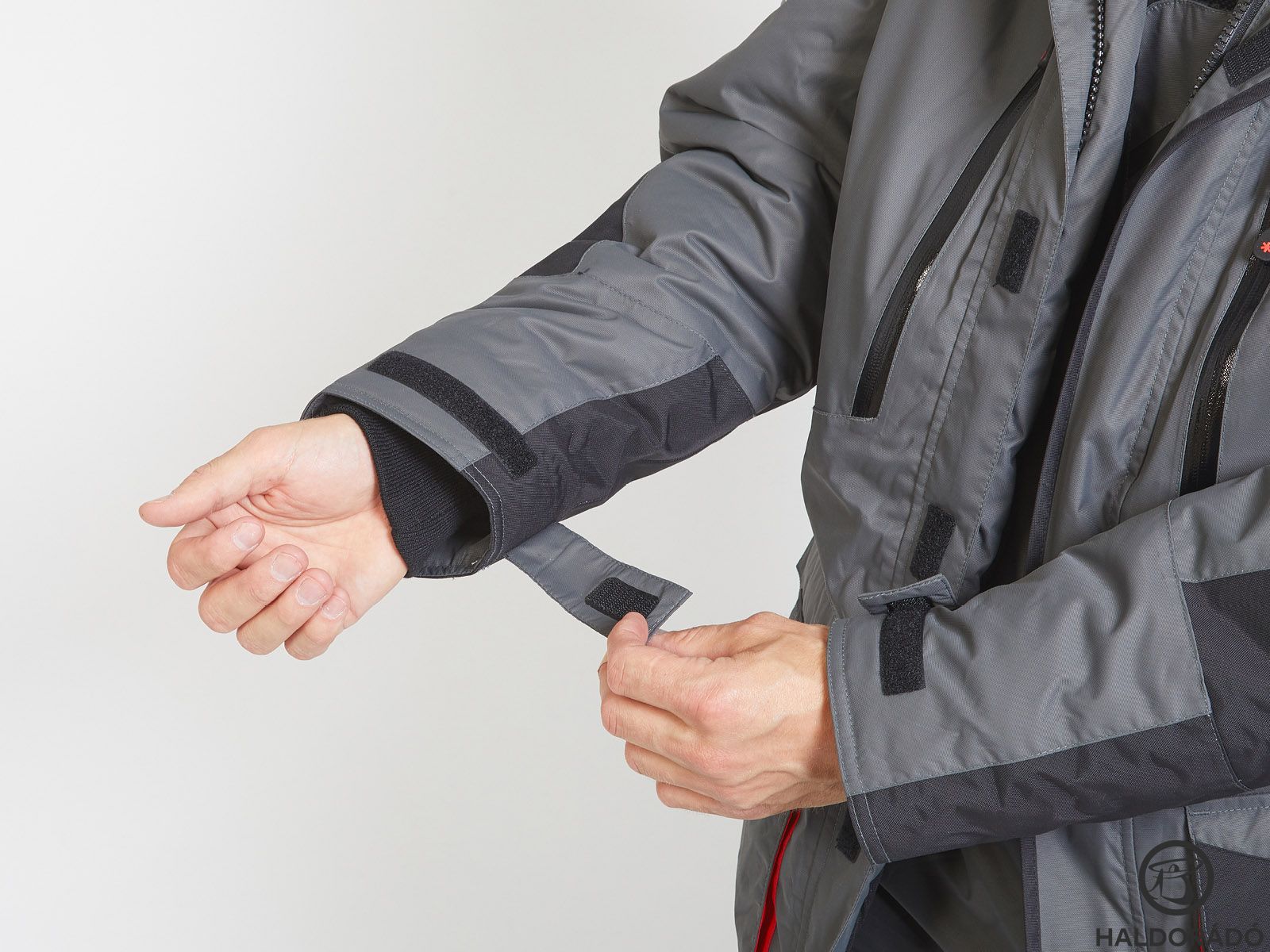 A karját tépőzárral lehet szűkíteni