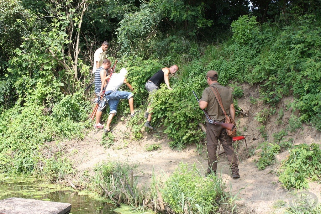 A „puskás bácsi”-tól általában tartanak a rosszarcúak, és inkább menekülőre fogják. Hozzá kell tenni: szerencsés esetben. Szolgálati fegyvere persze nem mindenkinek van, és nem is lenne célszerű, hogy legyen