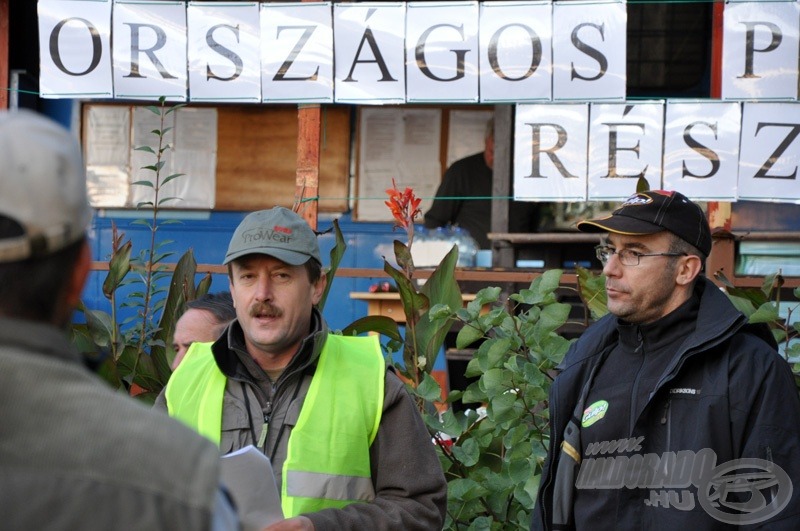 Dávid Ferenc, a Mátrai Pergetők képviselője és Szarvas Zoltán szövetségi kapitány tartotta a reggeli eligazítást