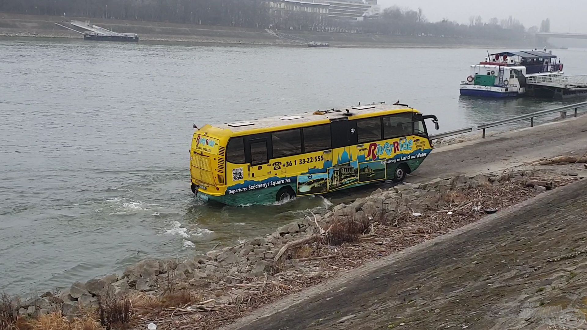 Egy későbbi fotón a River Ride, azaz a vízibusz, amint kilép a folyóból és a szárazföldön folytatja útját 