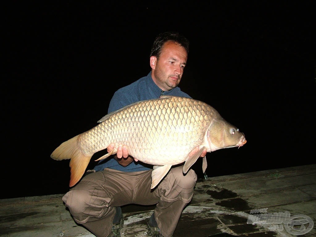 9,65 kg. Éjszaka fotóztuk, hadd ússzon mihamarabb