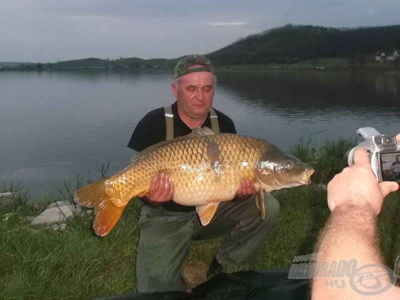 Az április végén megrendezett IV. ABMC-n versenykörülmények közepette döntött egyéni pontyrekordot. A hal súlya 15,91 kg! A termetes pikkelyesnek a Grainy Garlic tetszett meg