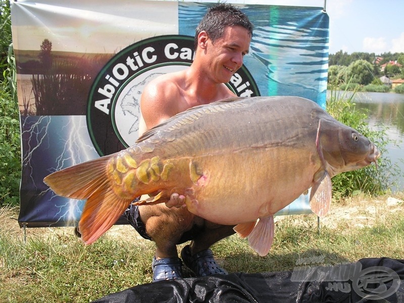 Délután 14 óra, tomboló kánikula, és egy kapás, melynek eredménye: 20,10 kg! Küldetés teljesítve!