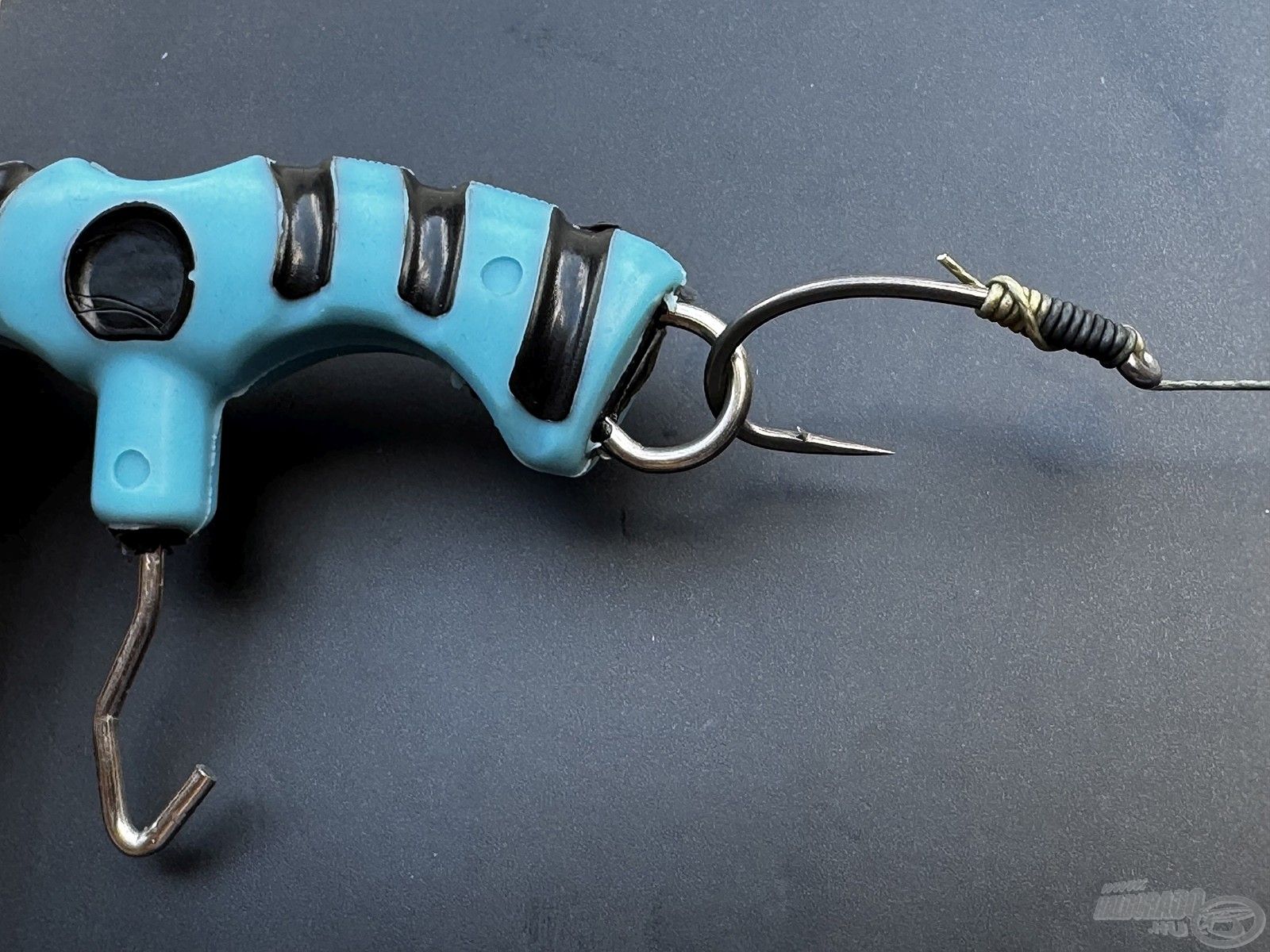 A Knot Puller egy nagyon hasznos kis szerszám, amely arra hivatott, hogy pontyos végszerelékeink készítése közben a hurkokat, csomókat meghúzzuk vele