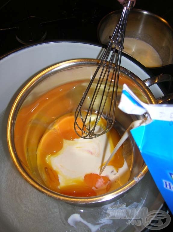 Vízgőz fölött tojássárgáját és tejszínt habverővel habosra keverünk