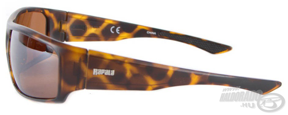 Az RSGSB napszemüveg is szemrevaló, borostyán-fekete alapú terepmintás kerettel, illetve borostyán színű lencsével kerül forgalomba