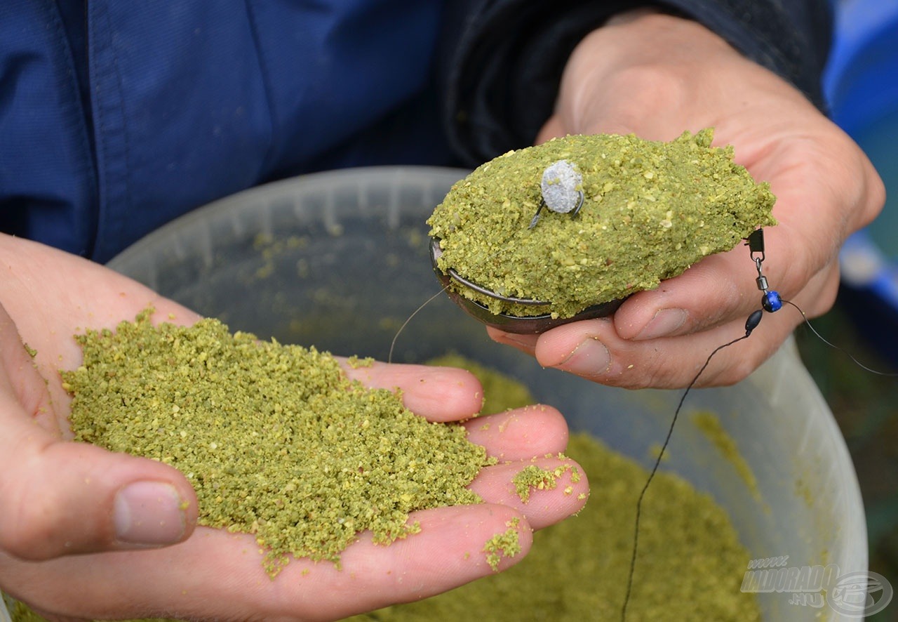 Elsőként a bordák pereméig töltöm kosaram, amely közepébe helyezem a felcsalizott horgot, a csali 1 szem puha pellet