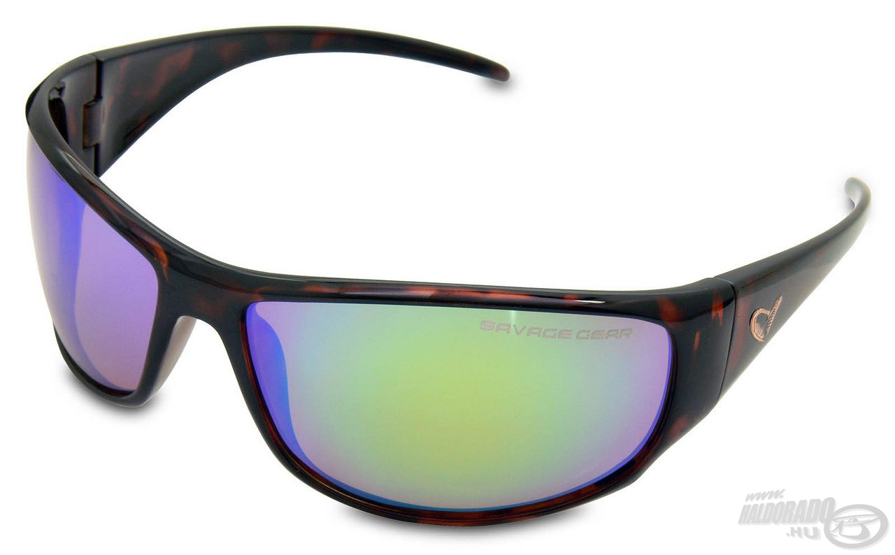Kiváló minőségű, sportos napszemüveg a Savage Gear Evil, mely két változatban készül. Az „Amber” borostyánszínű lencse direkt felhős-napos időre készült. (Figyelem, a lencse külső, tükrös bevonata nem a valós színt érzékelteti a képen, az eredeti szín a szemüveget viselve, belülről nézve látható!)