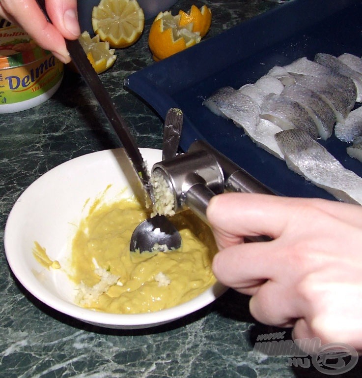 A kiváló minőségű mustárt fokhagymával tuningoljuk. Fokhagymaprés híján a vágódeszkán késsel felaprított fokhagymagerezd, illetve a fokhagymakrém is jó megoldás