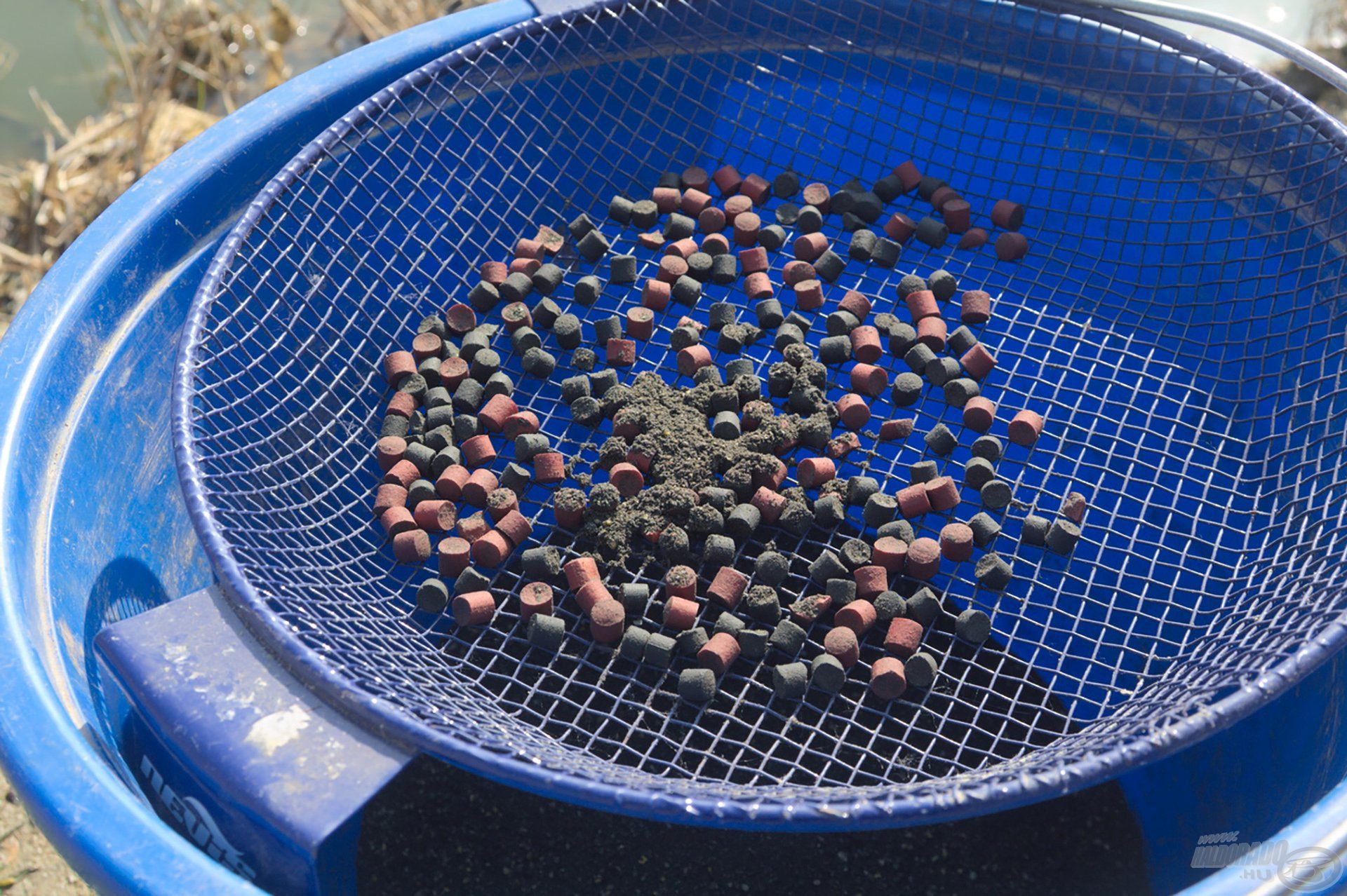 A pelleteket egy rosta segítségével szanáltam…