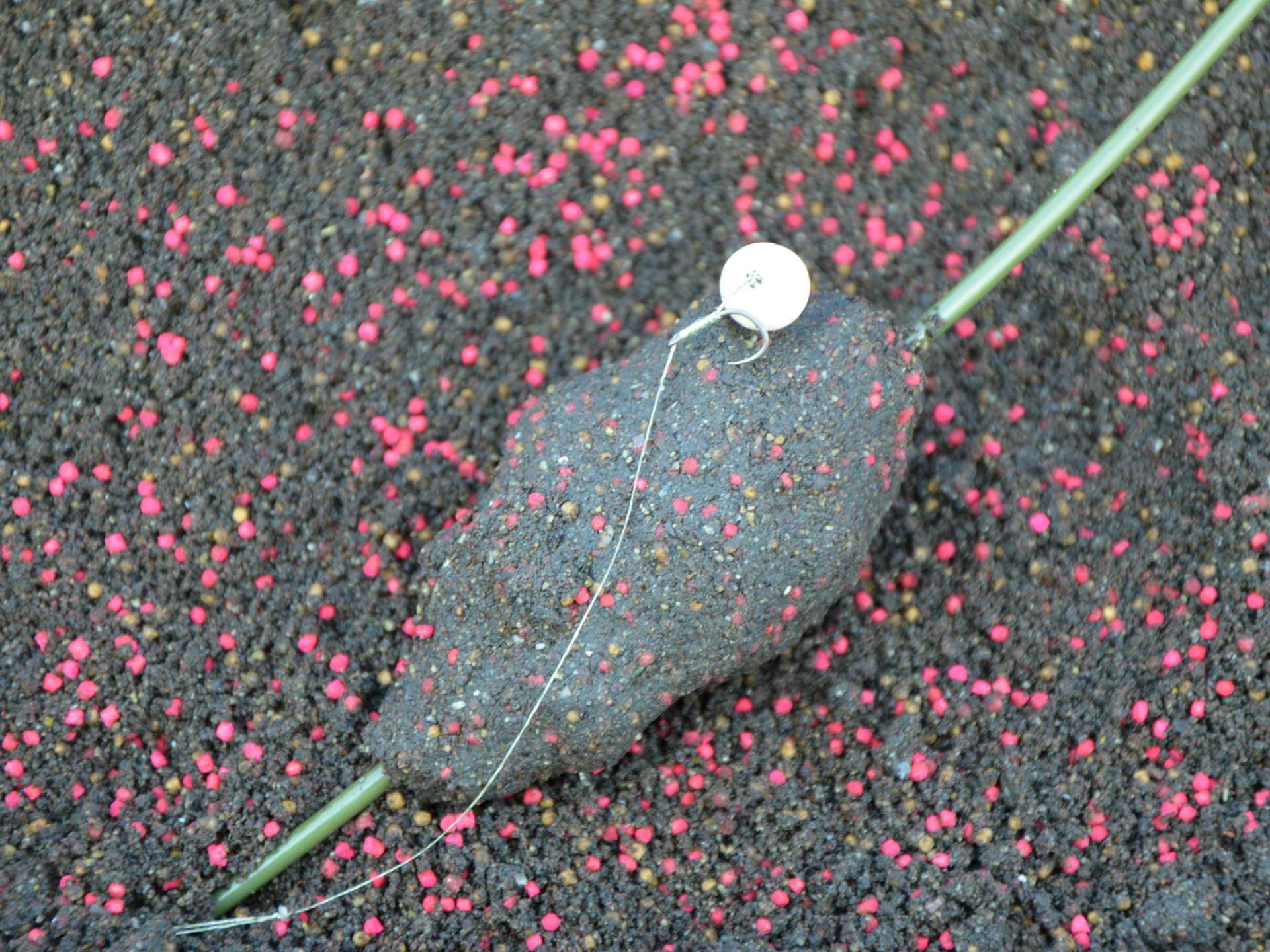 A mikropellettel dúsított etetőanyagokat a Pellet Feeder kosárba a legkönnyebb „beletölteni”