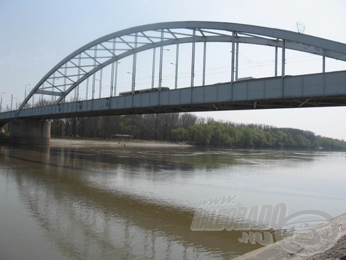 Zavaros, megáradt tavaszi Tisza folyik a Belvárosi híd alatt