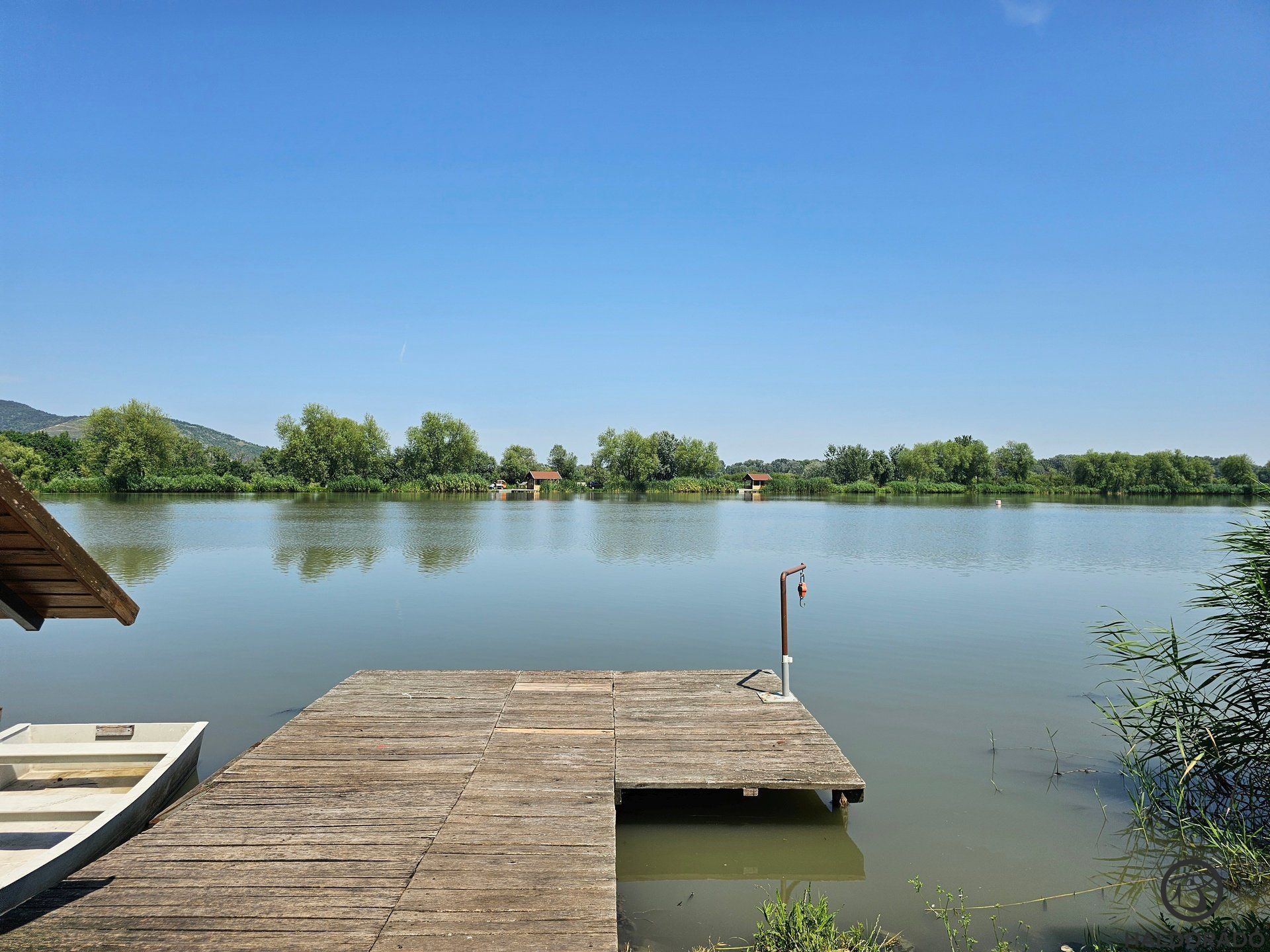 Tágas stég, melyhez mérleg és csónak is tartozik