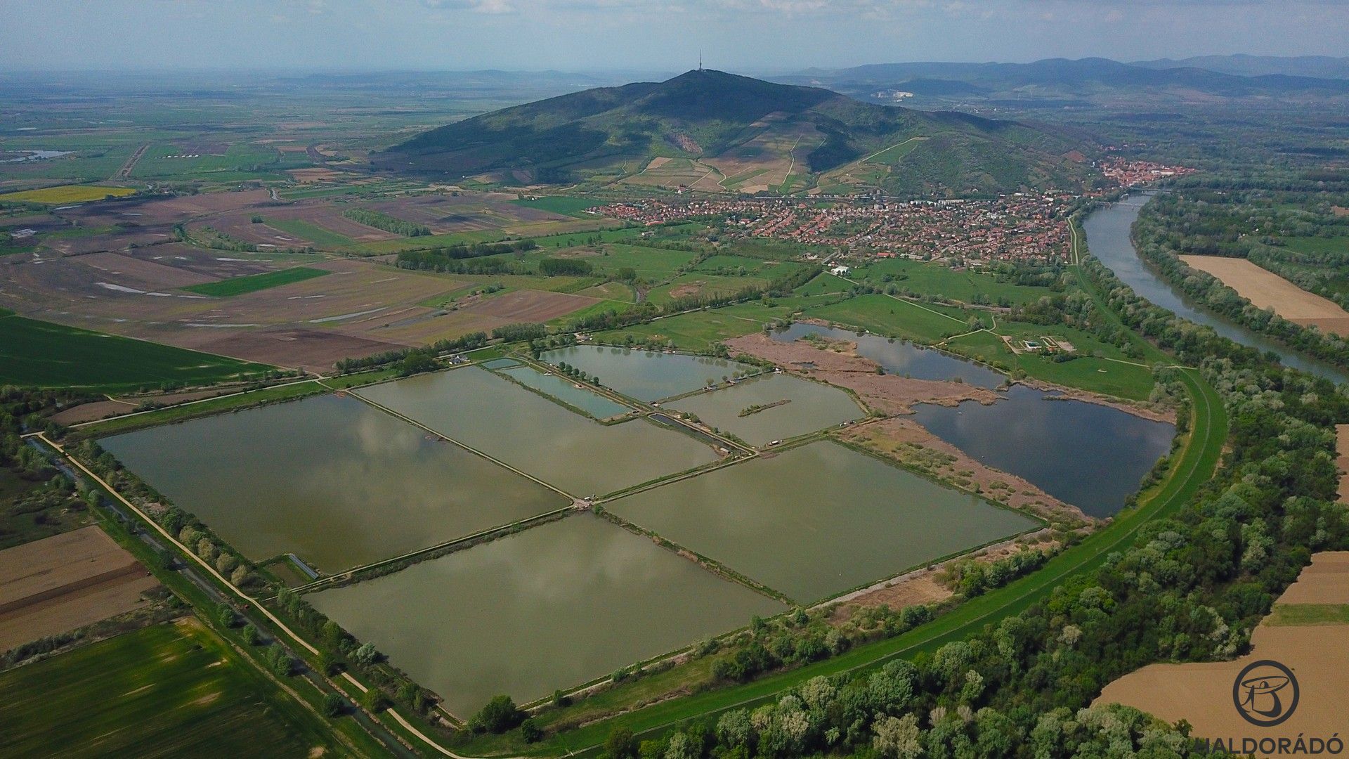 Teljes pompájában a tórendszer
