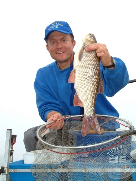 … egy gyönyörű jászkeszeg, súlya 1,7 kg