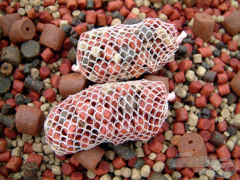 A magas fehérjetartalmú pellet granulátumok a termetes halak kedvenc csemegéi