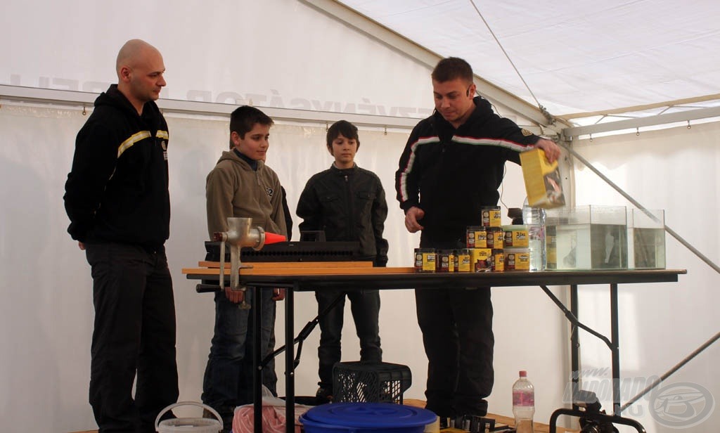 Állandó és talán a legnépszerűbb előadónak számít a Pontyhorgász Napokon Kovács Zoltán, az SBS Tactical Baits európai forgalmazója