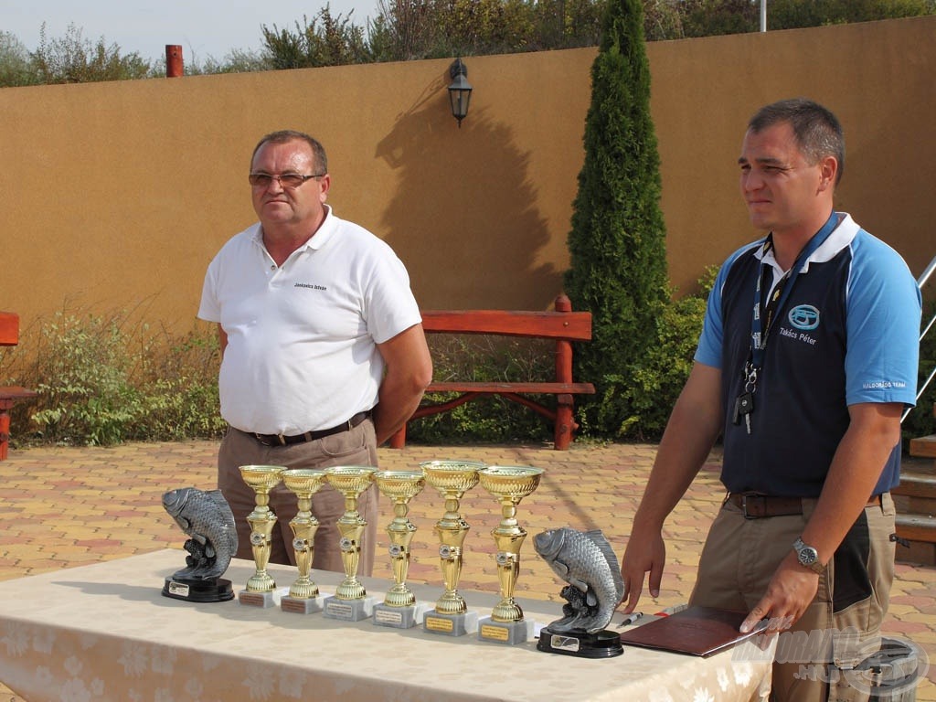 Egy nehéz verseny végeztével adhatta át Jankovics István és Takács Péter a díjakat: szép kupákat, illetve a 200.000 Ft összértékű vásárlási utalványokat