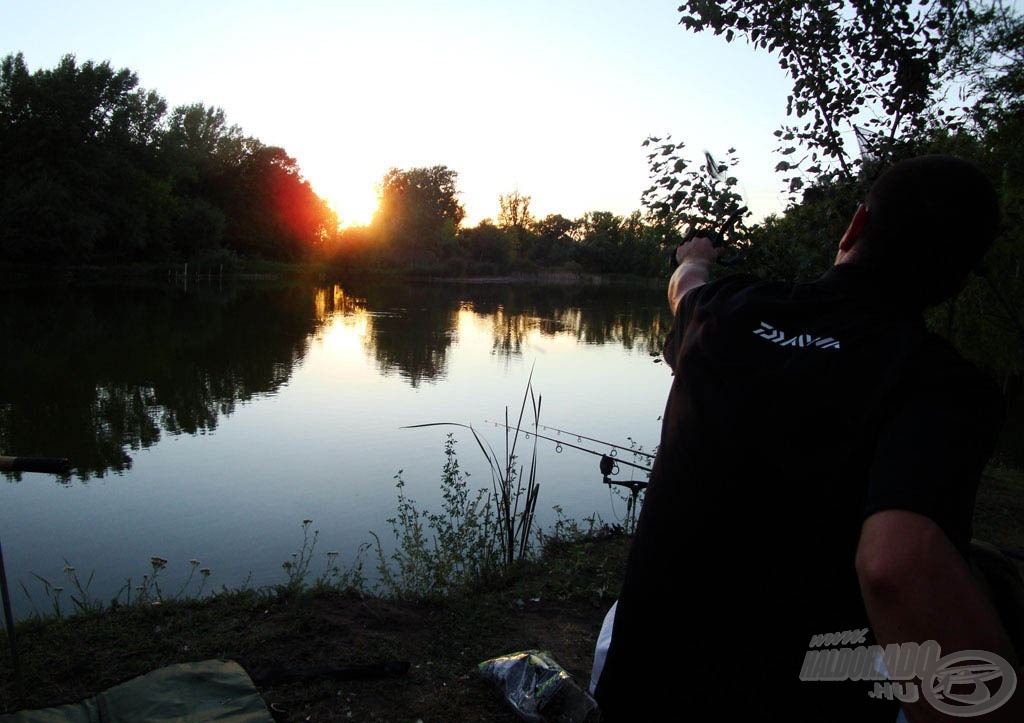 „A” szektor - kis ráetetés még naplemente előtt. PRO LINE - Monster Crab - rövid távra Fox csúzlival egyszerű és pontos