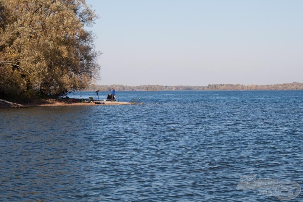 Igen, azok mi vagyunk, ott volt a horgászhelyünk