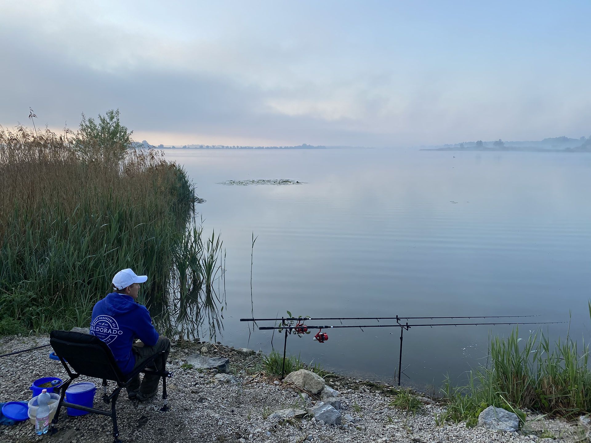 Már pirkadatkor a vízparton voltam, sok dolgot kipróbáltam, türelmesen vártam, de kettő apró keszegen kívül nem fogtam semmit… Be kellett látnom, hogy ez nem az én napom, ennek bizony betli lesz a vége!