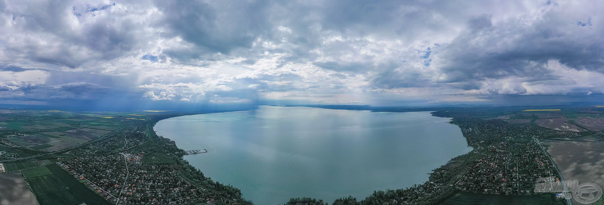 Balatonakarattya a keleti medence csücskén található település, óriási a belátható víztömeg