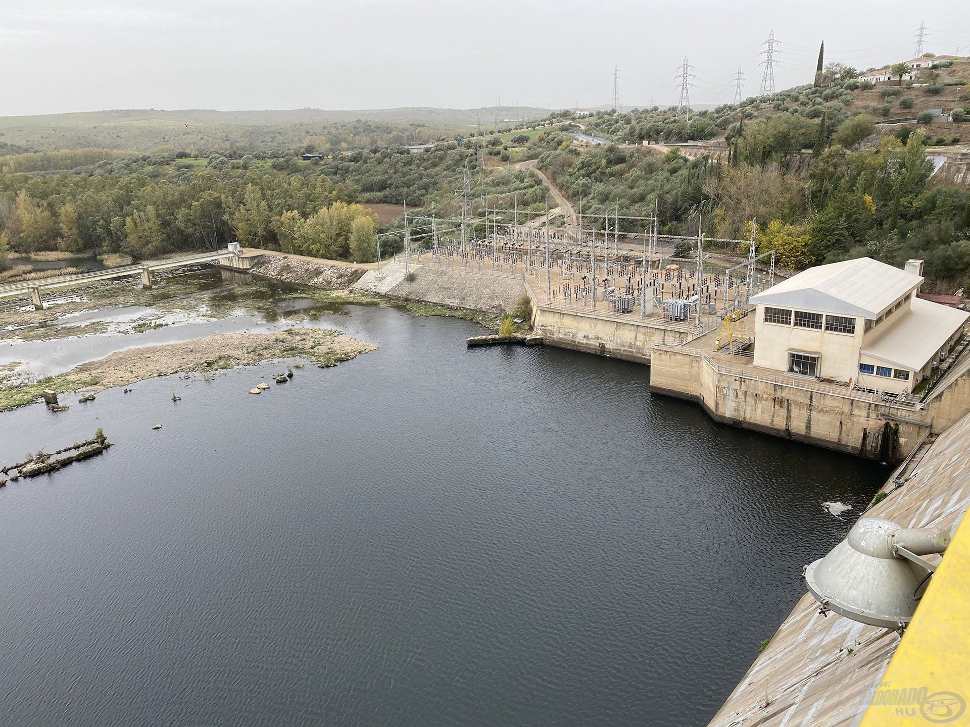 A mediterrán országokra jellemző, hogy nagyon magas szintű a vízgazdálkodás. Az őszi-téli időszakban van csak csapadék, amelynek MINDEN cseppjét megtartják!