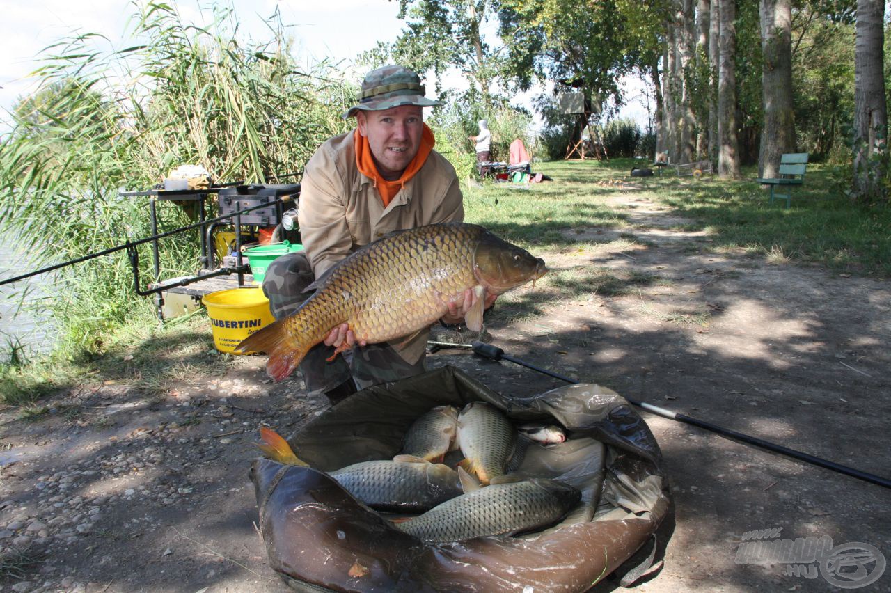 Tolnai István a C szektort vezeti közel 27 kg fogott hallal, egyben módosította a legnagyobb kifogott halra pályázó személyét: 11900 g a hala súlya