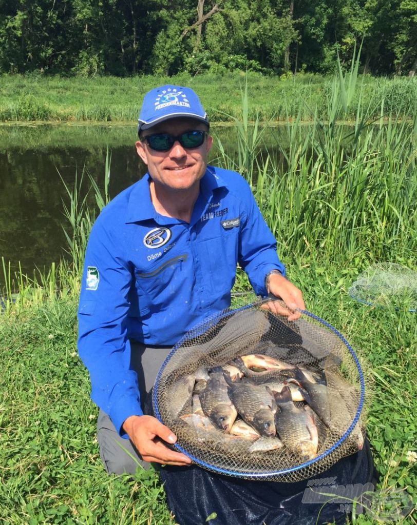 Gábor egész héten bízott a túloldali horgászatban, ahonnan darabos kárászokat, keszegeket fogott