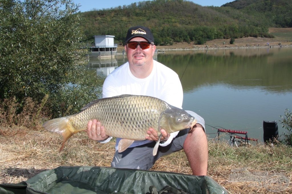 Hajdú László majd 10 kg-os pikkelyes pontyot fogott Tamás mellett