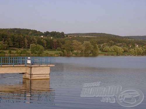 A tározó vége és környezete szintén említést érdemel: a gát előtt közvetlenül pontyozni és amurozni szoktak, a kagylós szakaszokat meghorgászva