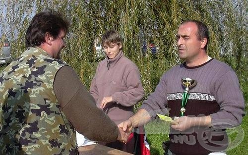 Farkas Szabolcs, a bajnok páros egyik tagja (háttal) boldogan fogadja a gratulációt a helyi horgászegyesület elnökétől
