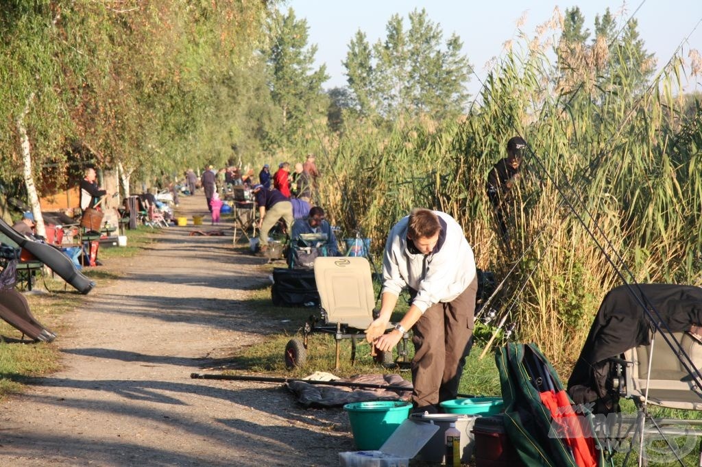 Nyüzsgés a parton, folyik a felkészülés